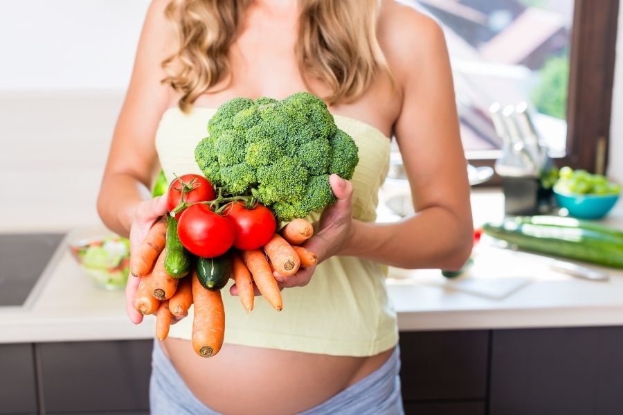 Fertility-Diet-Pregnant-with-veggies