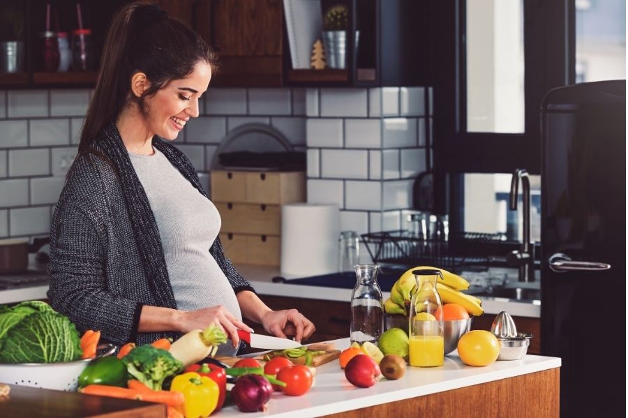 happy pregnant woman fertility diet